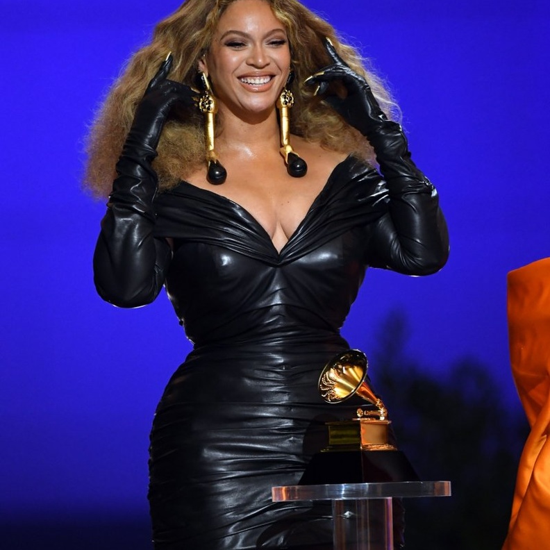 من الإطلالات التي اتسمت بالأناقة والإبهار، حيث اختارت Cynthia Erivo  فستانًا طويلًا لامعًا بتطاريز باللون الفضي والذهبي مع فتحة صدر من  Louis Vuitton.