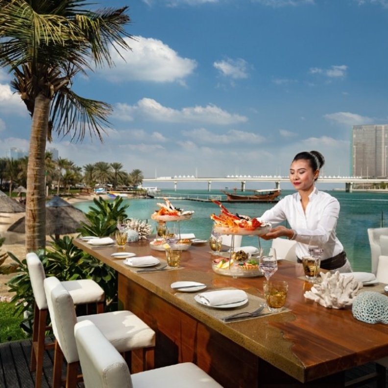 مطاعم الإمارات مطعم Breezes الشاطئي