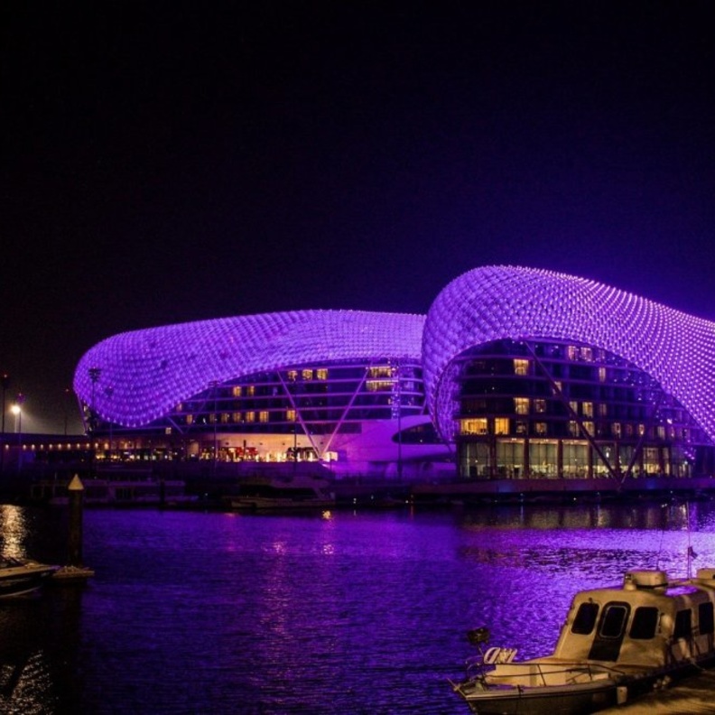 معالم جزيرة ياس بالبنفسجي