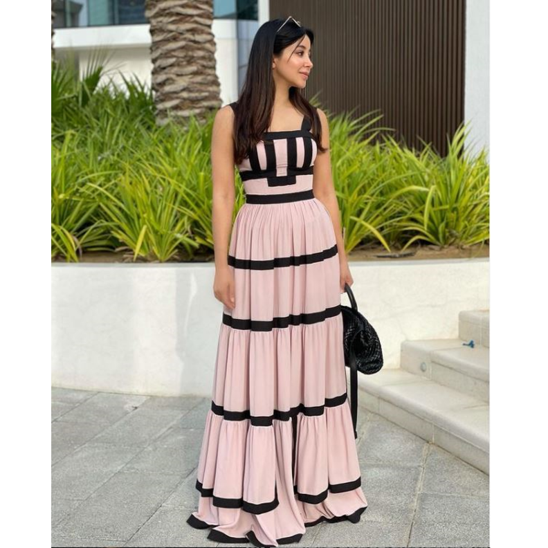 تألقت أسيل بفستان طويل من تصميم شربل كرم