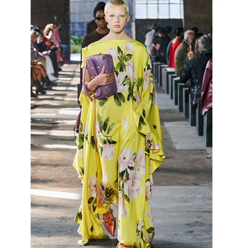 فساتين مطبعة بالورود وواسعة لاخفاء البطن من Valentino