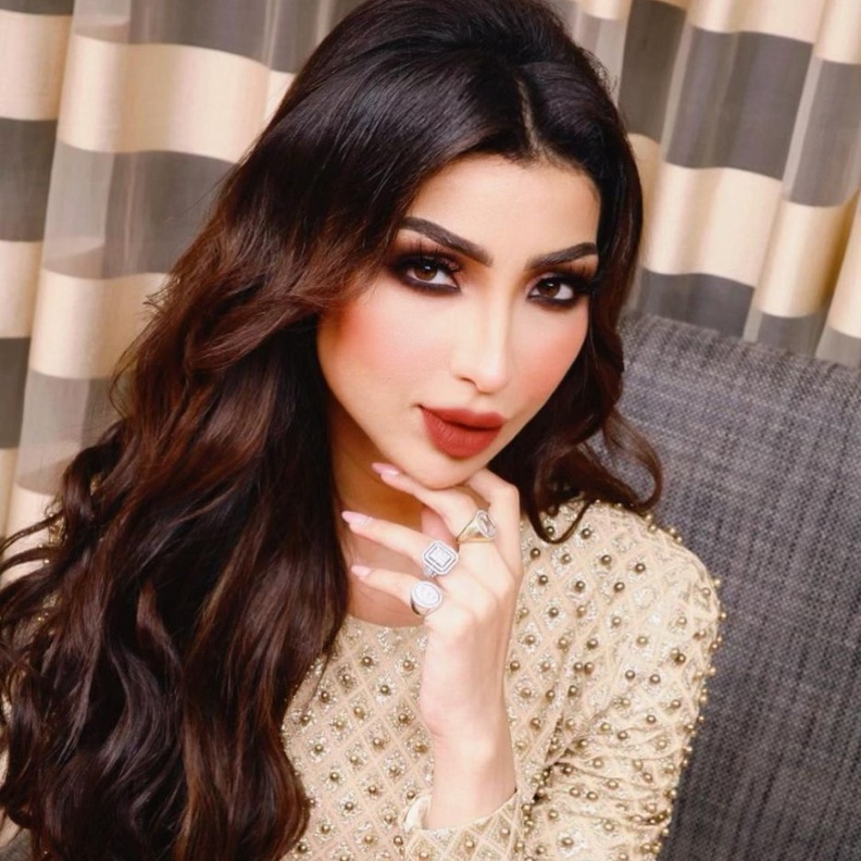  تسريحات راقية لصاحبات الشعر الطويل مستوحاة من اطلالات دنيا بطمة