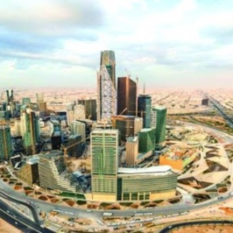 الرياض شاشات تفاعلية ذكية وسيارات ذاتية القيادة لتوصيل الطرود