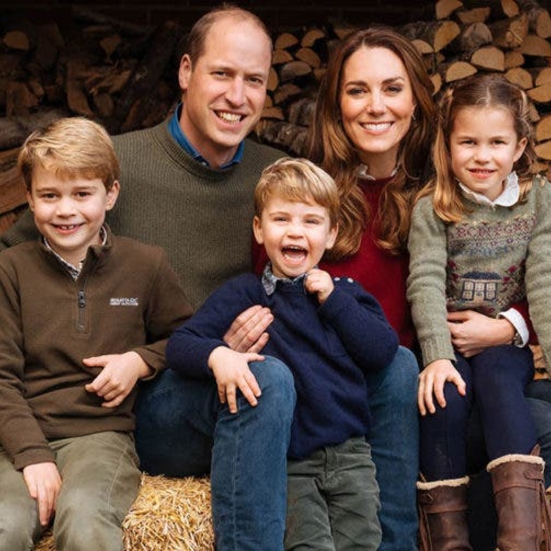 أطفال عائلة كمبريدج الثلاثة يوجهان رسالة "للجدة ديانا" بمناسبة يوم عيد الأم