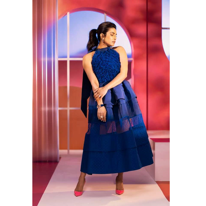 شوبرا تألقت بفستان ميدي من تصميم Greta Constantine تميّز بلونه البنفسجي