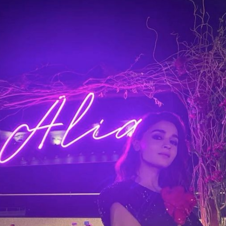 شاهد صور من حفل عيد ميلاد عليا بهات بصحبة عائلة كابور