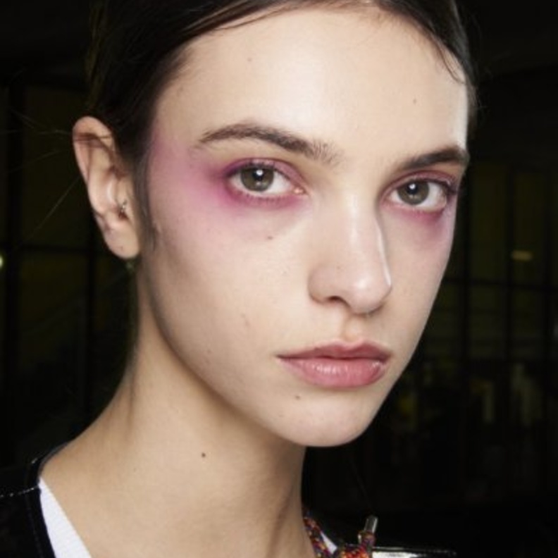 رسمات مكياج ملونة للربيع مع الظلال الزهرية من دار Blumarine