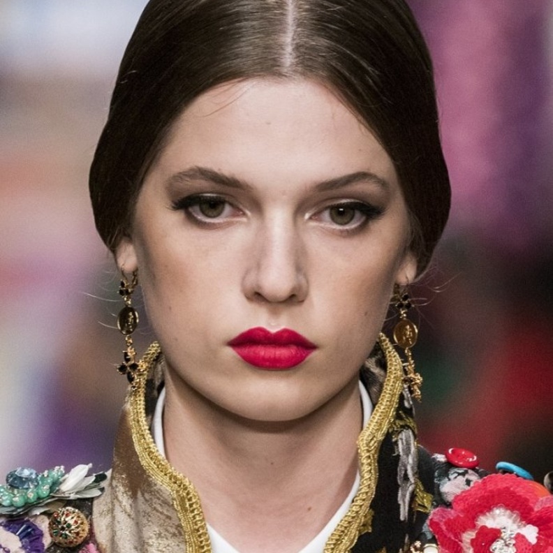 اطلالات مكياج ناعم للسهرات المنزلية من منصات الأزياء لربيع 2021