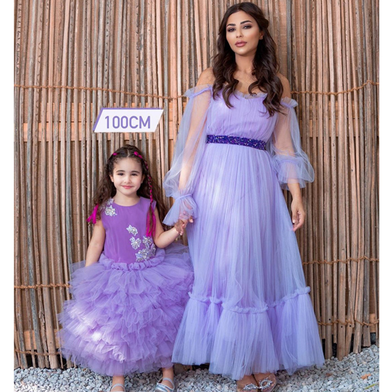 اطلالات مهيرة عبد العزيز برفقة ابنتها بفساتين بنفسجية  بمناسبة عيد الام 2021