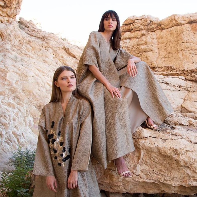 موديلات عبايات اماراتية للعروس باللون البيج