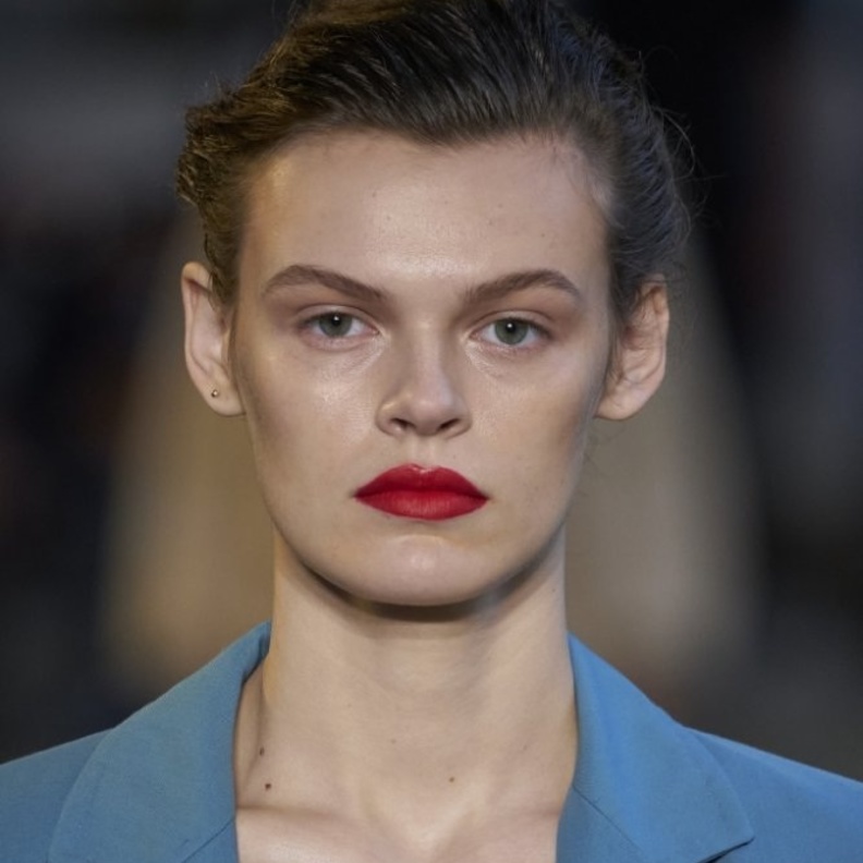 الوان احمر شفاه 2021 بدرجات الأحمر القوي احتفالاً بيوم عيد الام من دار Max Mara 2021