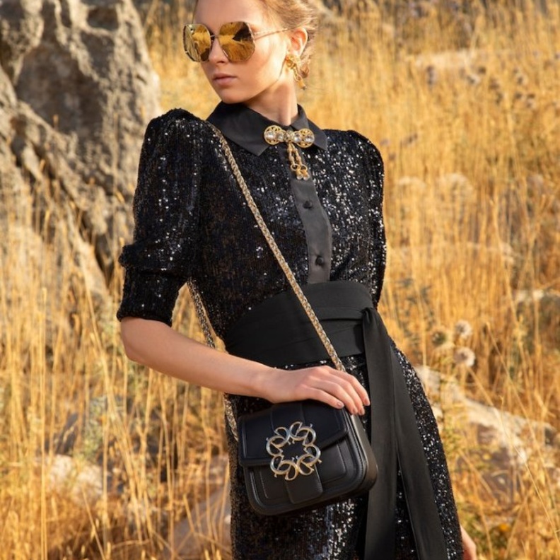 الجمبسوت الأسود بقبة بستايل القميص بتصميم أنيق من Brandon Maxwell 