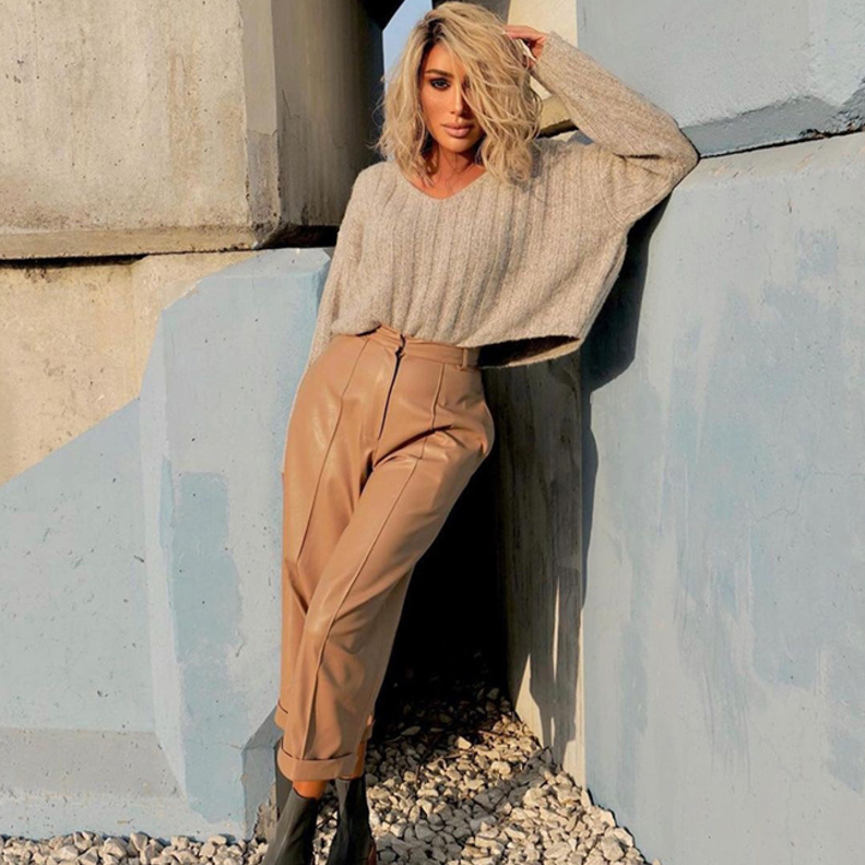 اطلالات مايا دياب بالوان ترابية مناسبة لساعات النهار