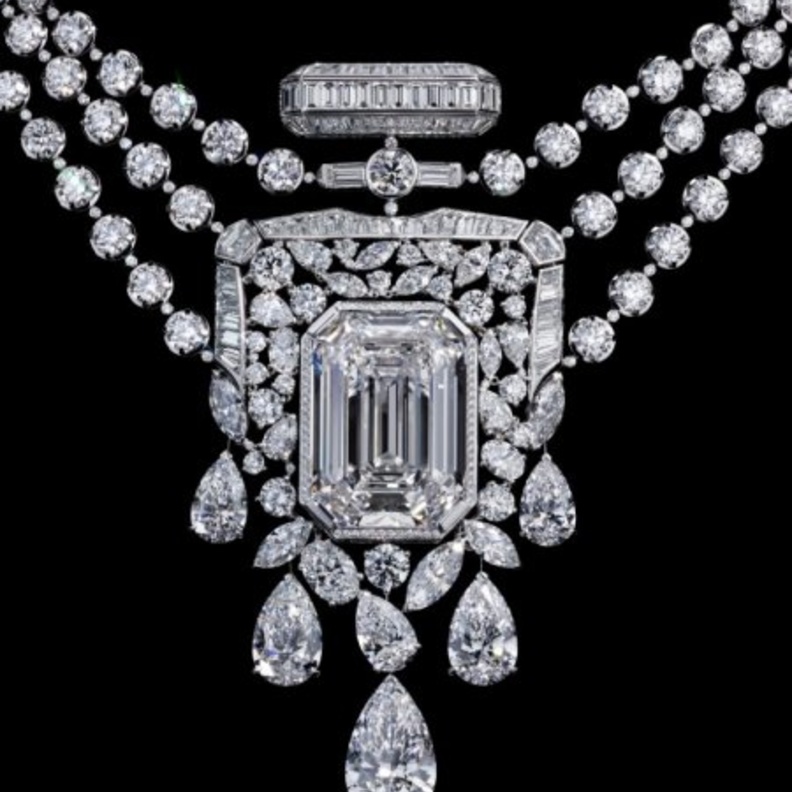 Chanel تشيد بعطر N° 5 من خلال قلادة 55.55