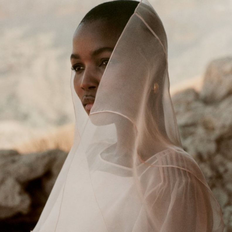 نون باي نور تطرح تشكيلة صحارى المحدودة من الفساتين