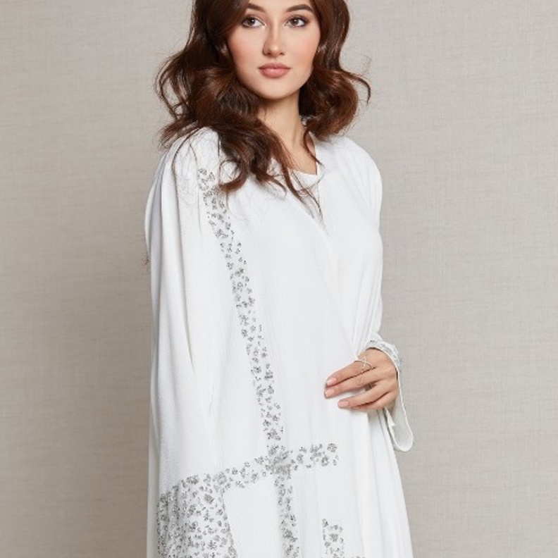 بساطة ورقي العباية البيضاء الناعمة من تصميم  1988 LINE