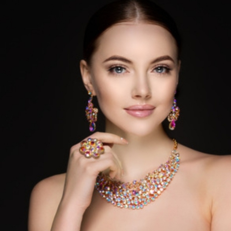 نصائح لإختيار تصميم العقد المناسب بحسب شكل الياقة