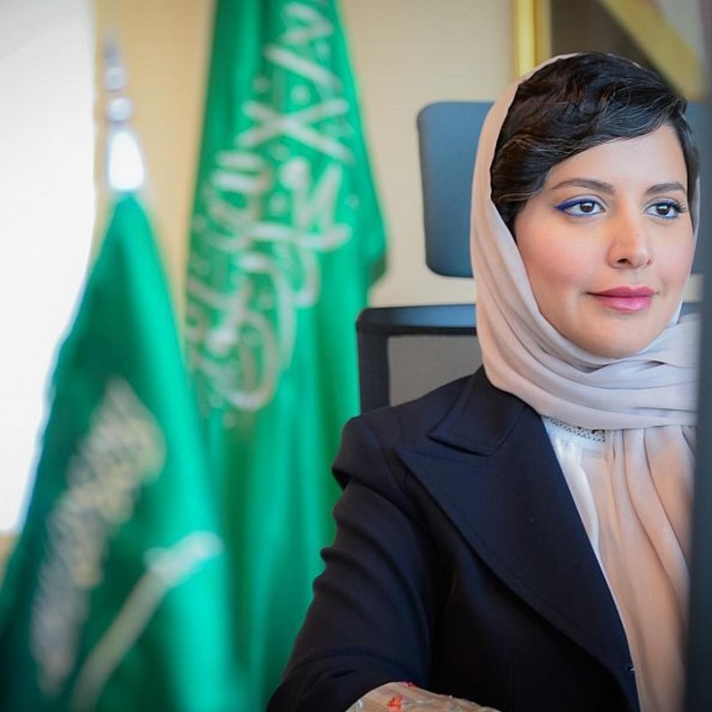 الأميرة هيفاء آل مقرن أثناء تسلمها شهادة ‏تسجيل "حياكة السدو" في اليونسكو"