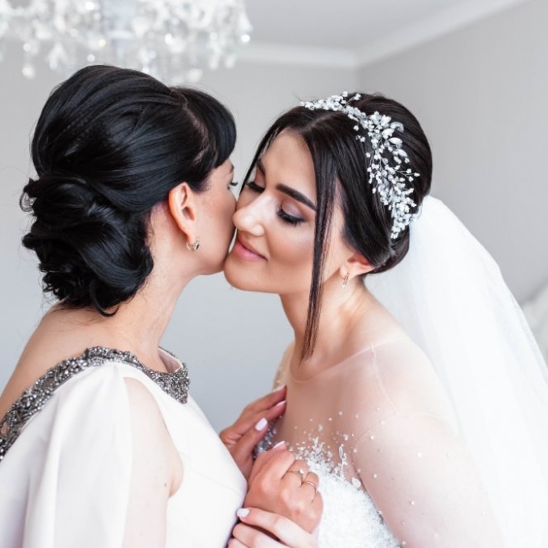 اطلالة العروس ووالدتها