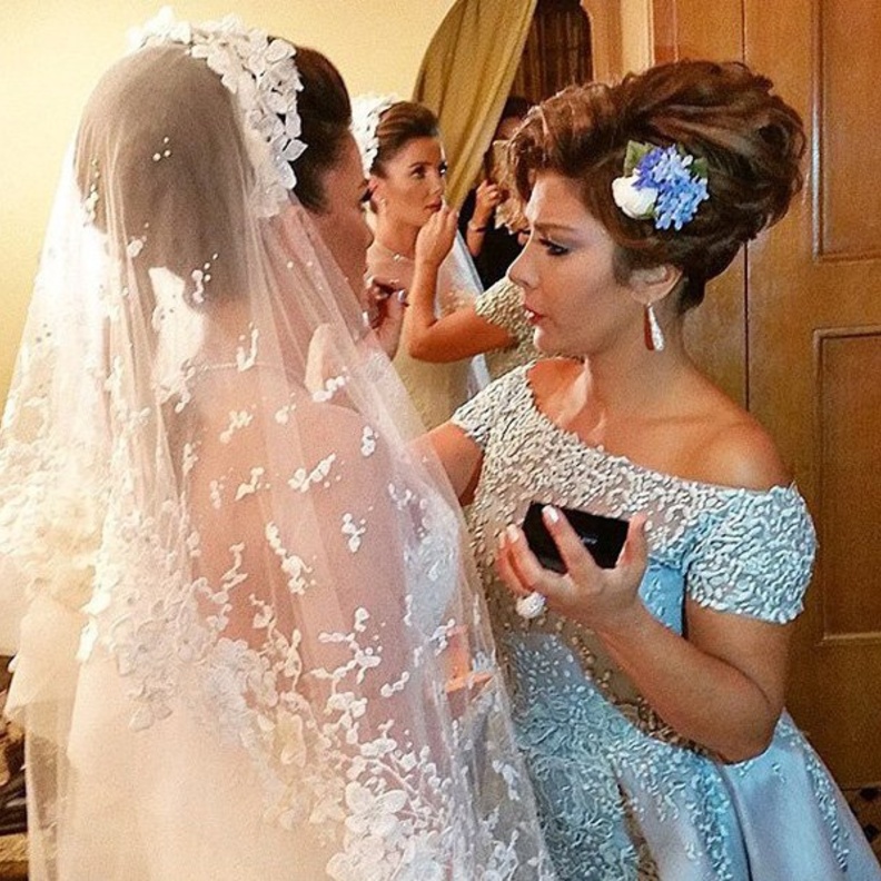 اصالة نصري تهتم بابنتها في يوم زفافها