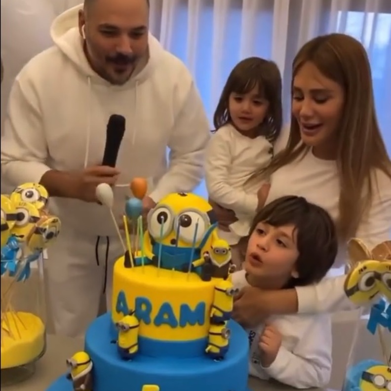 رامي عياش يحتفل بعيد ميلاد نجله آرام ويرقص مع اسرته على أغنية "مبروك"