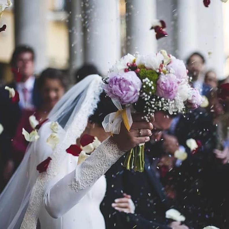 فرار ضيوف حفل زفاف من الشرطة وضبط العرسان