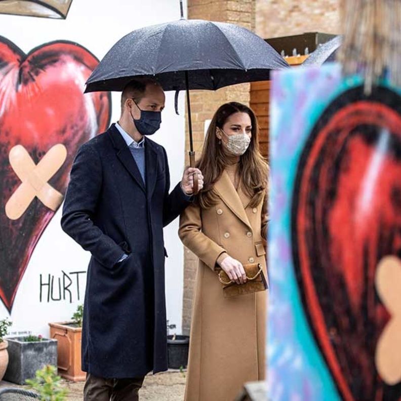 الأمير وليام وكيت ميدلتون يستمعون لموظفي الإسعاف