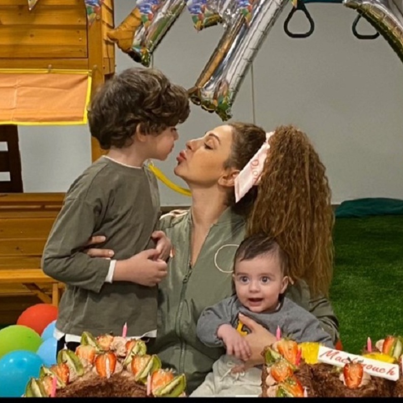 ميريام فارس وابنيها