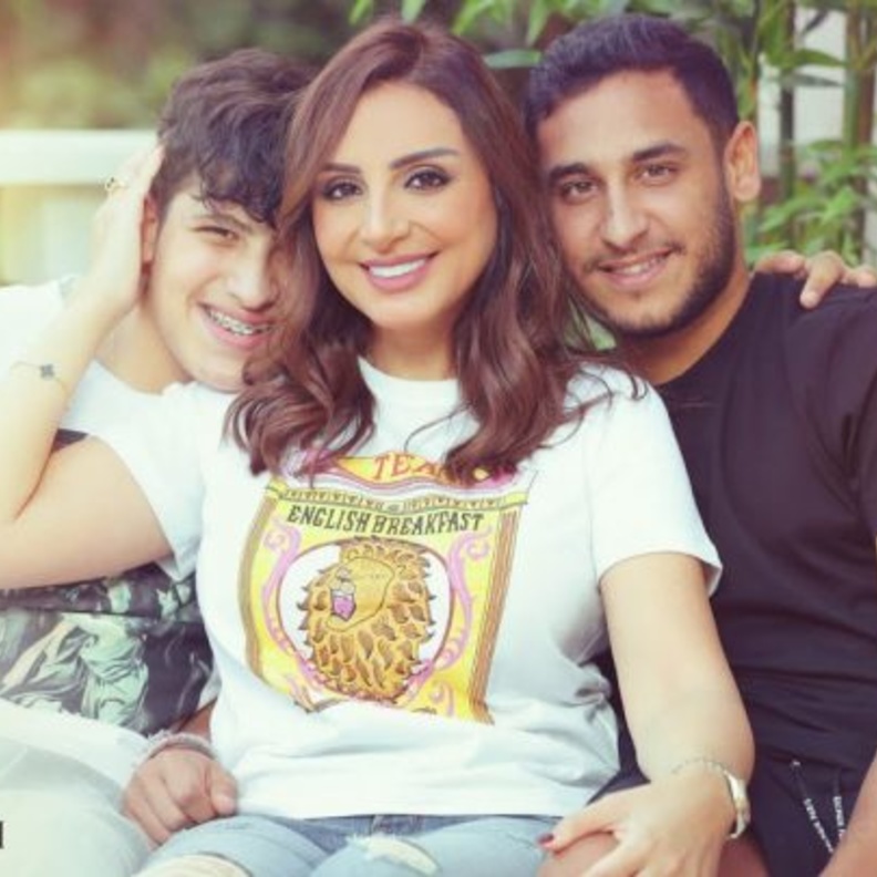 أنغام وأبنائها