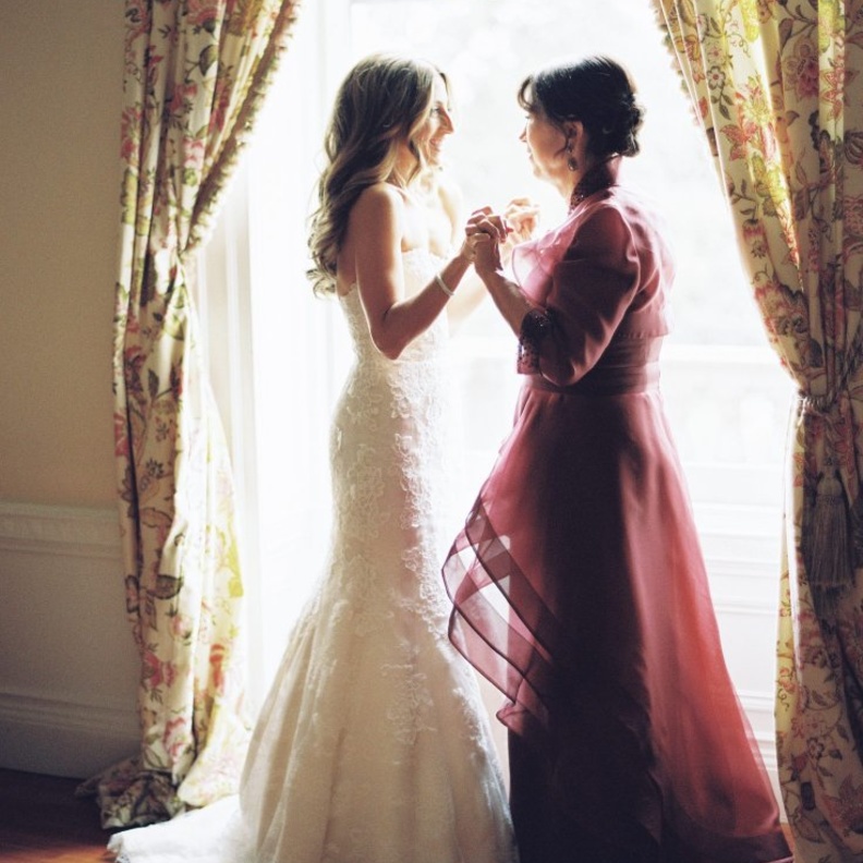 اختاري إطلالة حفل زفافك بعناية بمعنى ألا تبالغي في التأنق في حفل زفاف ابنتك