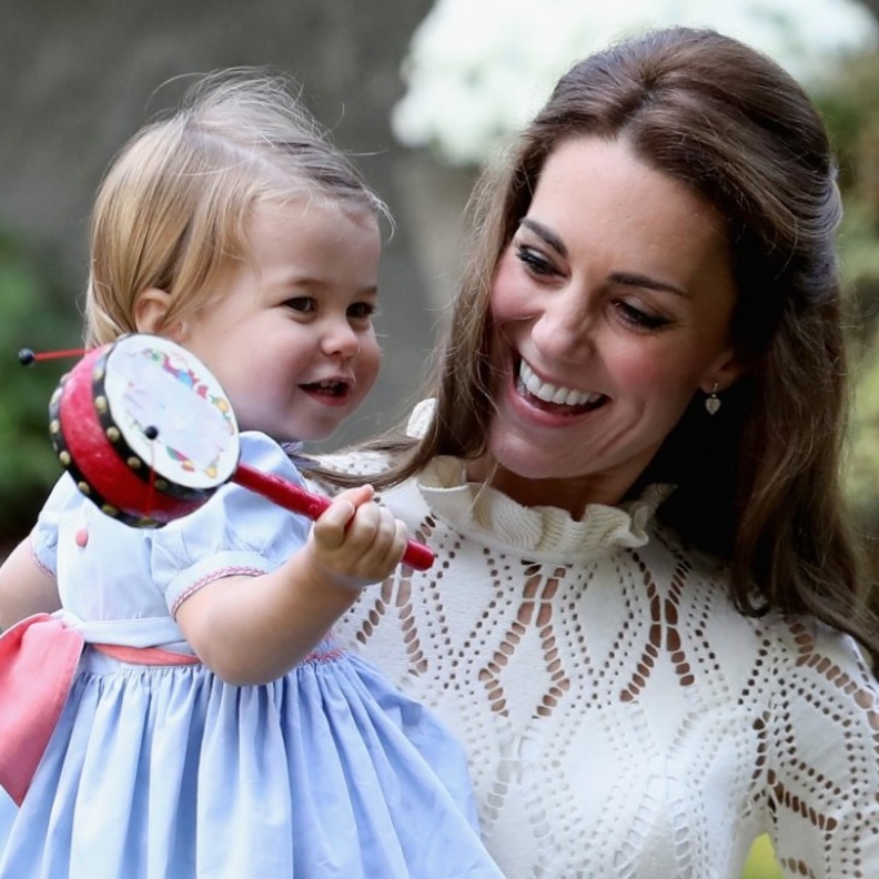 في يوم عيد الأم.. لقطات تجمع بين سيدات العائلات الملكية وأبنائهن على مر السنين