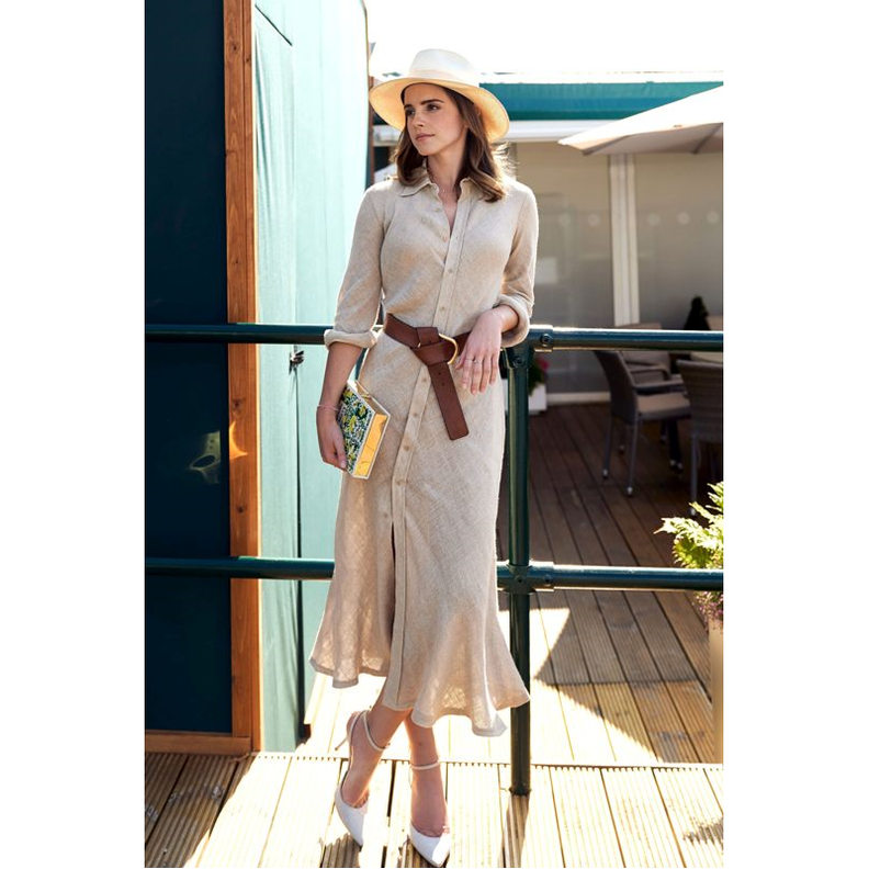 للوك صيفي تألقت بالفستان البيج مع الحزام العريض حول خصرها والقبعة القش