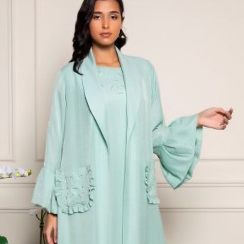 عباية شبابية بقصة بسيطة وجذابة من عبايات HAALINC