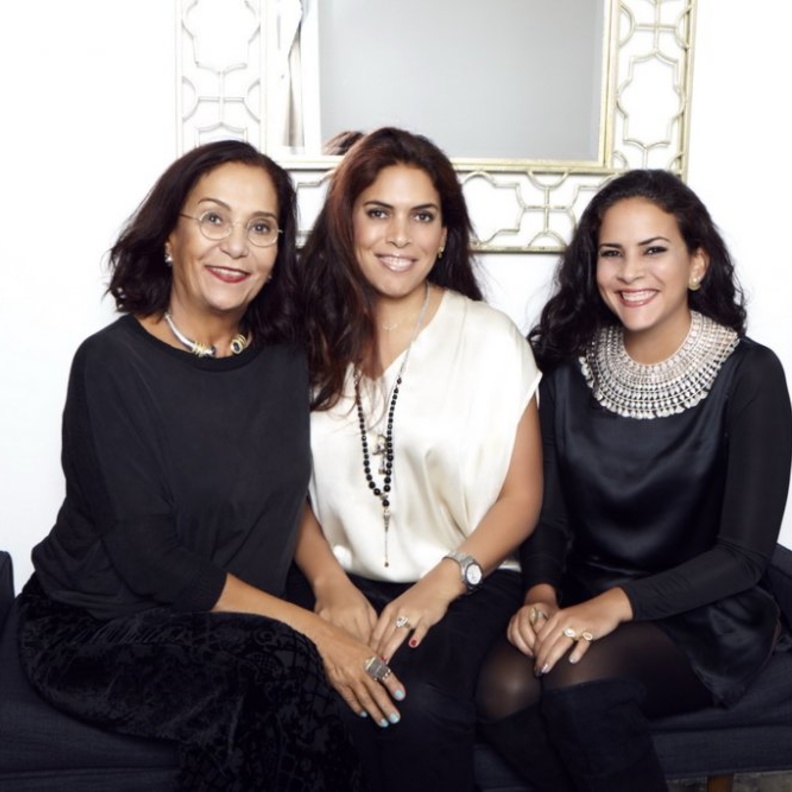الرئيسة الإبداعية عزة فهمي مع ابنتيها، المديرة العامة فاطمة غالي ورئيسة قسم التصميم أمينة غالي
