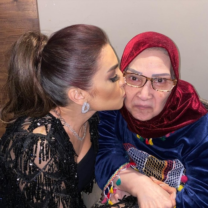 معايدات النجوم في عيد الام 2021