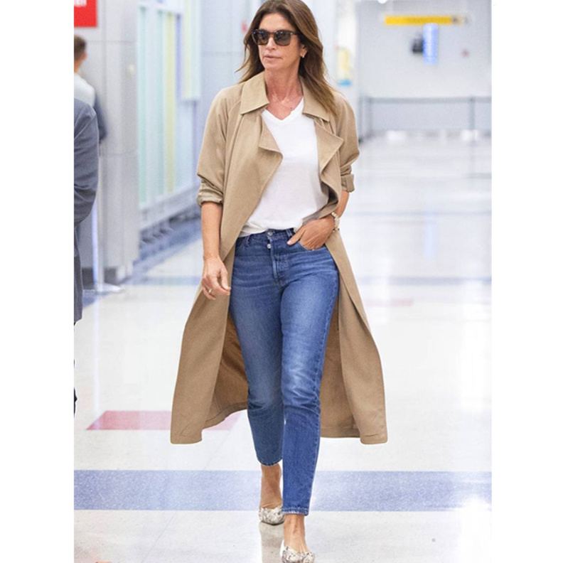 اطلالات امهات النجمات العالميات بأسلوب الجميلة سيندي كروفورد بموضة الجينز