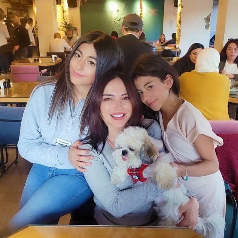 أمل عرفة مع بناتها