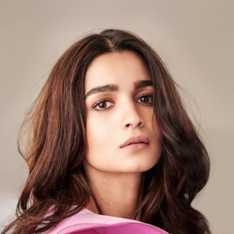 مشاهير الهند يطالبون معجبيهم بارتداء أقنعة الوجه بعد تزايد حالات كورونا 