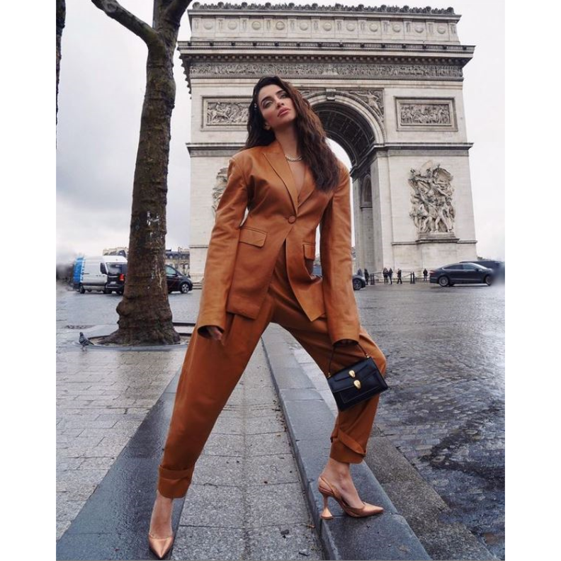 جيسيكا قهواتي إختارت البدلة البنية مع البنطلون بقصة واسعة نسّقت معها حقيبة Bulgari  وحذاء بلون ميتاليكي