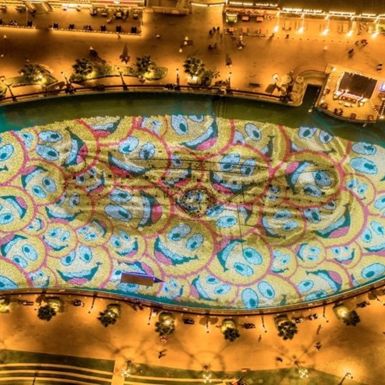 القرية العالمية بالأصفر.. وشارع جديد للسعادة