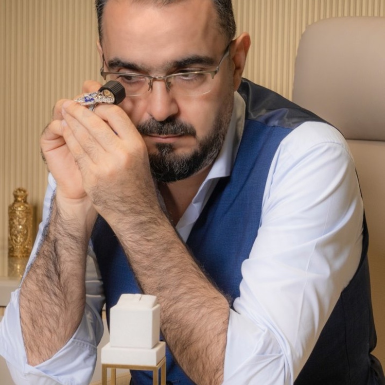 "كلما كان التعبير عن الفكرة بسيطا وذكيا وعميقا كلما كان التصميم أنجح وأقرب لملامسة ذائقة أوسع من المتلقين"