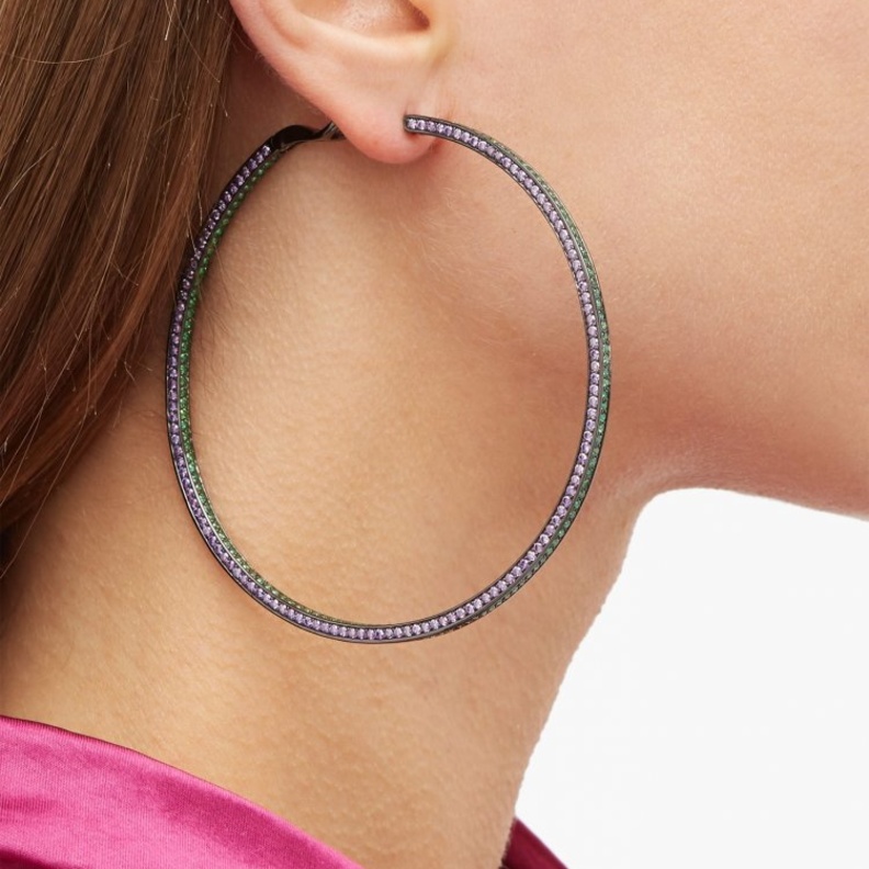  امنحي اطلالتك في الربيع اشراقة جريئة مع موديلات أقراط hoop