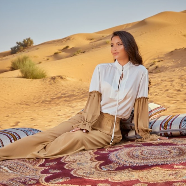 أناقة صحراوية في جلسة تصويرية خاصة بـ "هي"