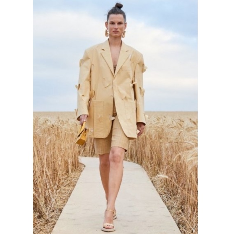 الفستان القصير والشبابي بقصة القميص ولون البيج من Alberta Ferretti 