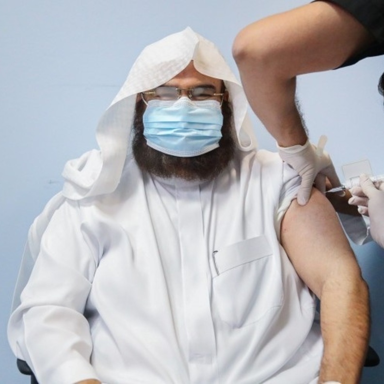 الشيخ السديس يتلقى لقاح كورونا بمدينة الملك عبدالله الطبية