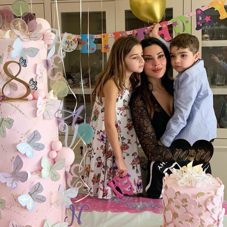 نشرت نادين نجيم صورتها برفقة ولديها وهي متألقة باللون الأسود