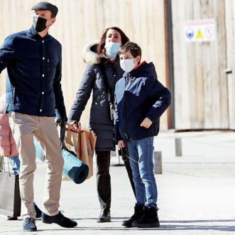 الأمير يواكيم وأسرته يزوران ساحة فاندوم في باريس