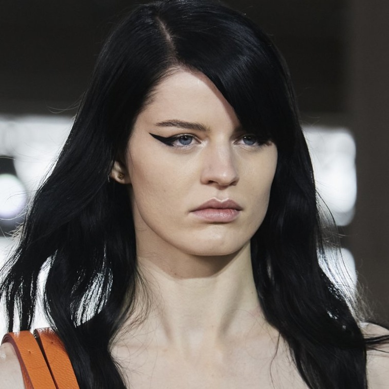 رسمات الايلاينر العريض المجنح من دار Valentino