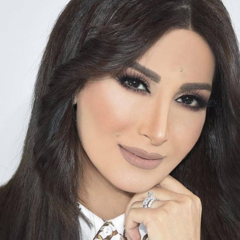 مكياج يناسب فستان باللون الفوشيا من وحي رويدا عطية