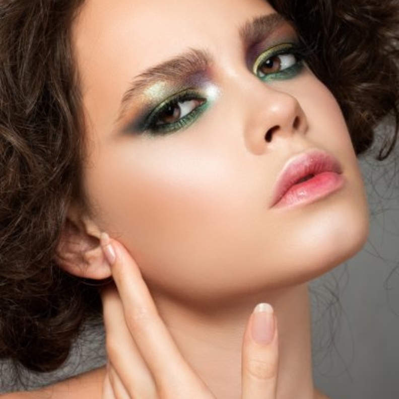 خطوات وضع مكياج ظلال عيون اخضر لربيع 2021
